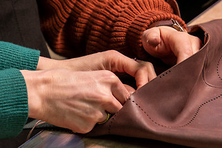 Atelier ceinture cuir à l'Atelier Cuir Kinamania à Anderlecht (Bruxelles)