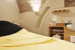 Massage aux pierres chaudes chez Quo Vadis Wellness à Bruxelles