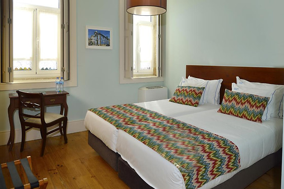 DUKES CORNER GUEST HOUSE - photo 3