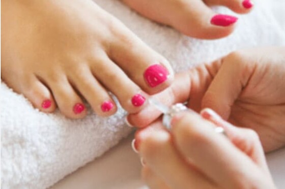 Een medische pedicure met nagellak bij Merveilleux (Roeselare - West-Vlaanderen)