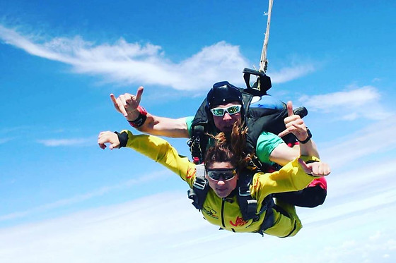 Saut en parachute en tandem et champagne avec Skydive Cerfontaine à Cerfontaine (Namur)