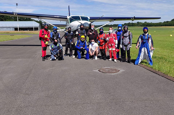 Saut en parachute en tandem et champagne avec Skydive Cerfontaine à Cerfontaine (Namur)