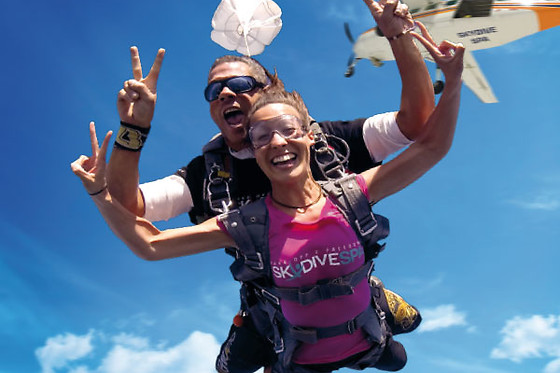 Saut en parachute en tandem et champagne avec Skydive Cerfontaine à Cerfontaine (Namur)